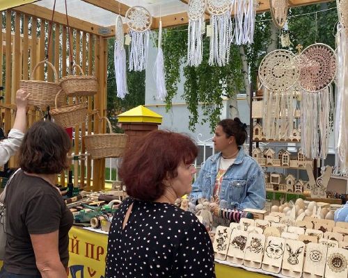 Каравон встречает гостей изделиями мастеров, радугой красок и отличным настроем