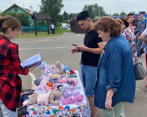 Каравон встречает гостей изделиями мастеров, радугой красок и отличным настроем