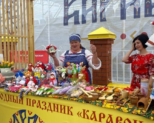 Каравон встречает гостей изделиями мастеров, радугой красок и отличным настроем