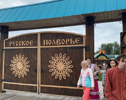 Каравон встречает гостей изделиями мастеров, радугой красок и отличным настроем