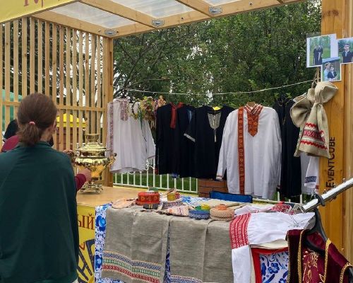 Каравон встречает гостей изделиями мастеров, радугой красок и отличным настроем