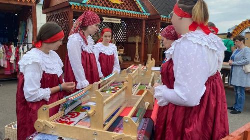На Каравоне каждый желающий может принять участие в создании Полотна дружбы