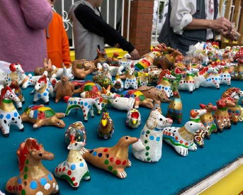 Каравон встречает гостей изделиями мастеров, радугой красок и отличным настроем