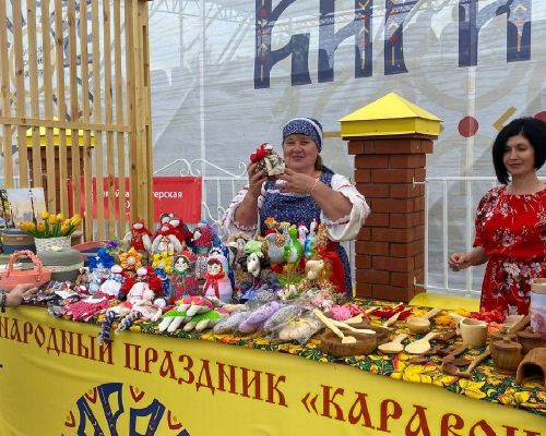 Каравон встречает гостей изделиями мастеров, радугой красок и отличным настроем