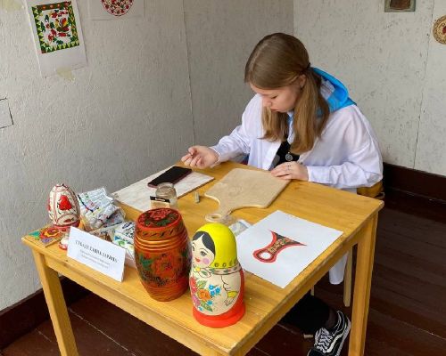 Каравон встречает гостей изделиями мастеров, радугой красок и отличным настроем