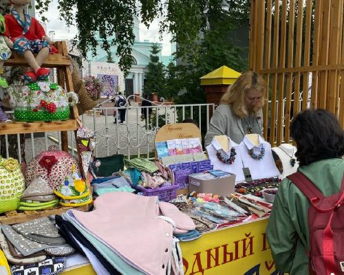 Каравон встречает гостей изделиями мастеров, радугой красок и отличным настроем