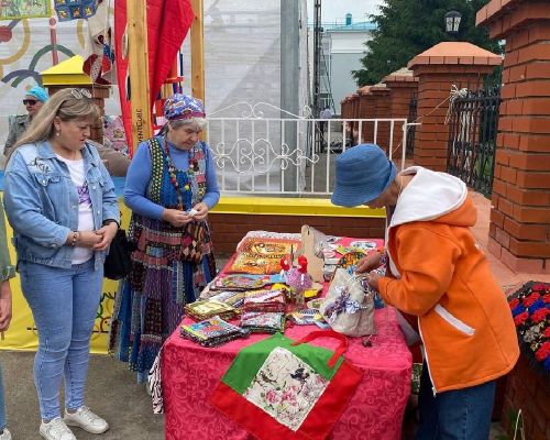 Каравон встречает гостей изделиями мастеров, радугой красок и отличным настроем