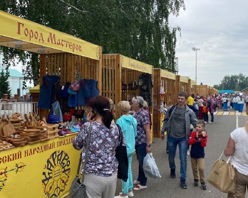 Каравон встречает гостей изделиями мастеров, радугой красок и отличным настроем