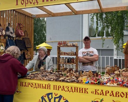 Каравон встречает гостей изделиями мастеров, радугой красок и отличным настроем