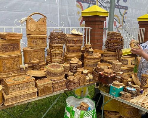 Каравон встречает гостей изделиями мастеров, радугой красок и отличным настроем