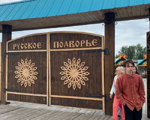 Каравон встречает гостей изделиями мастеров, радугой красок и отличным настроем