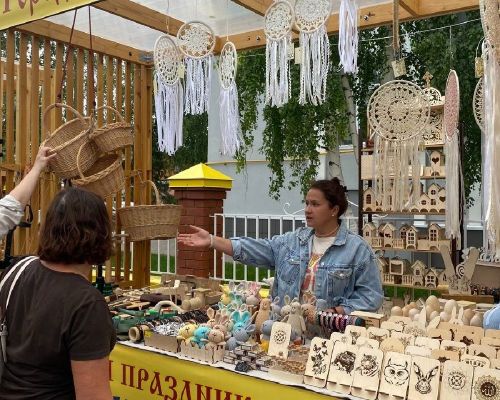 Каравон встречает гостей изделиями мастеров, радугой красок и отличным настроем