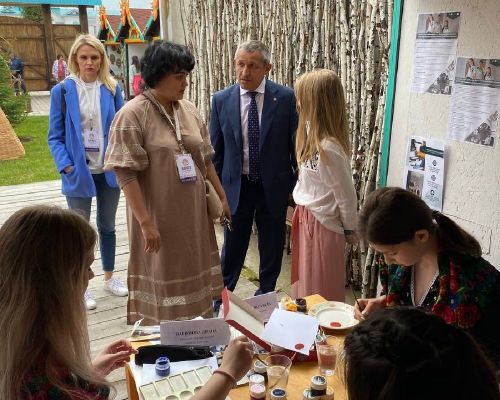 Каравон встречает гостей изделиями мастеров, радугой красок и отличным настроем
