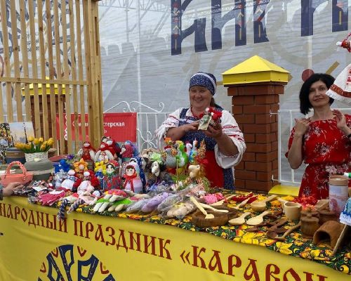 Каравон встречает гостей изделиями мастеров, радугой красок и отличным настроем