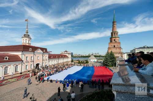 В Казани на День России развернули гигантский флаг страны