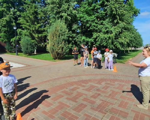В летние каникулы для детей провели игры по безопасному поведению на дороге