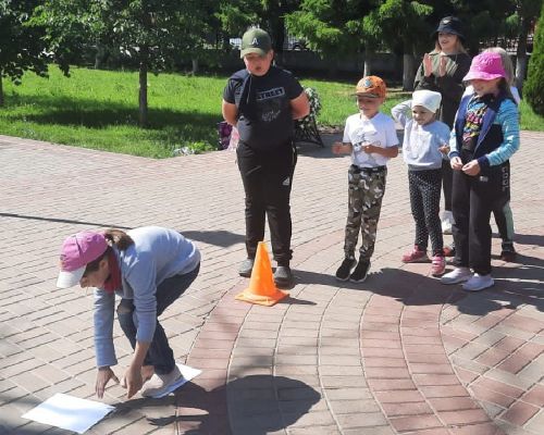 В летние каникулы для детей провели игры по безопасному поведению на дороге