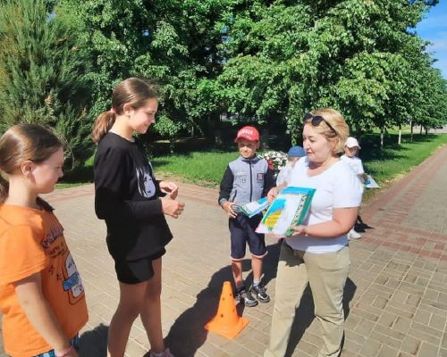 В летние каникулы для детей провели игры по безопасному поведению на дороге