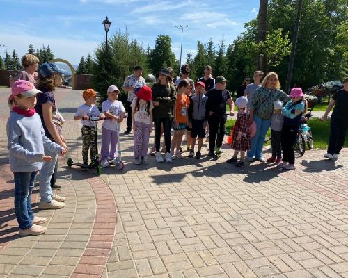 В летние каникулы для детей провели игры по безопасному поведению на дороге