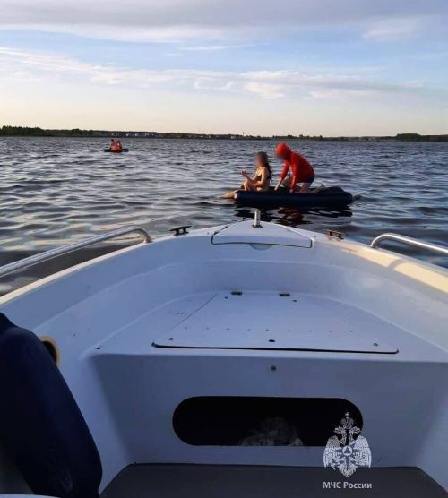 В Лаишевском районе четырех человек на надувных матрасах едва не унесло течением