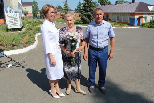 Лаеш районы башлыгы медицина хезмәткәрләрен медицина көне белән котлады