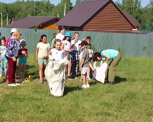Лаешта ТОС һәм волонтерлар балалар өчен «Ура! Каникуллар!» Сабантуе үткәрделәр