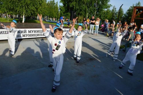В Лаишево праздничная концертная программа привлекла в День защиты детей взрослых и юных зрителей