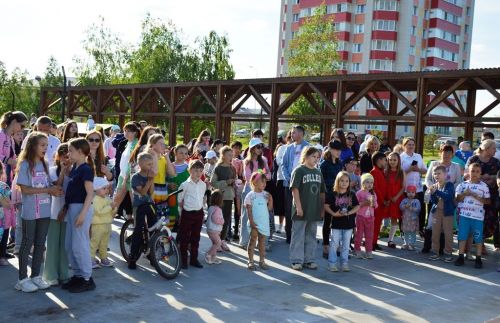 В Лаишево праздничная концертная программа привлекла в День защиты детей взрослых и юных зрителей