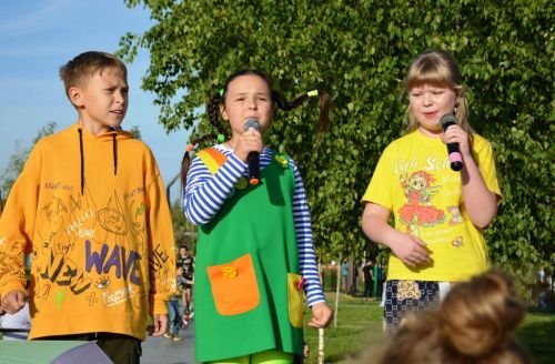 В Лаишево праздничная концертная программа привлекла в День защиты детей взрослых и юных зрителей