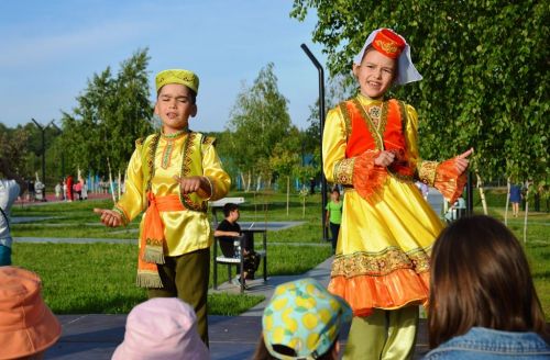 В Лаишево праздничная концертная программа привлекла в День защиты детей взрослых и юных зрителей