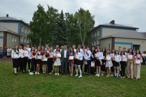 Для 176 выпускников Лаишевского технико-экономического техникума прозвенел последний звонок