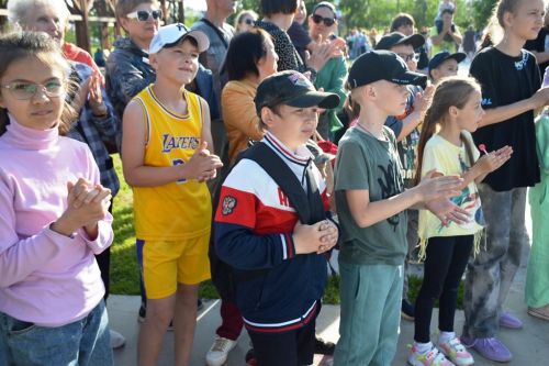 В Лаишево праздничная концертная программа привлекла в День защиты детей взрослых и юных зрителей
