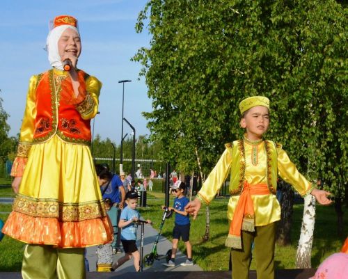 В Лаишево праздничная концертная программа привлекла в День защиты детей взрослых и юных зрителей