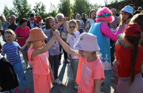 В Лаишево праздничная концертная программа привлекла в День защиты детей взрослых и юных зрителей