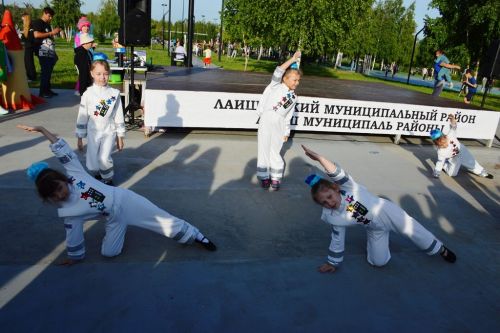 В Лаишево праздничная концертная программа привлекла в День защиты детей взрослых и юных зрителей