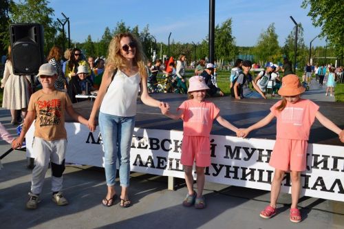 В Лаишево праздничная концертная программа привлекла в День защиты детей взрослых и юных зрителей