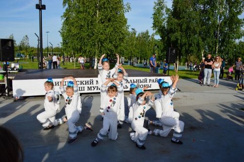 В Лаишево праздничная концертная программа привлекла в День защиты детей взрослых и юных зрителей