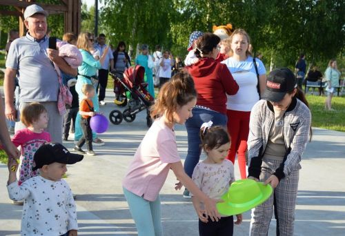 В Лаишево праздничная концертная программа привлекла в День защиты детей взрослых и юных зрителей