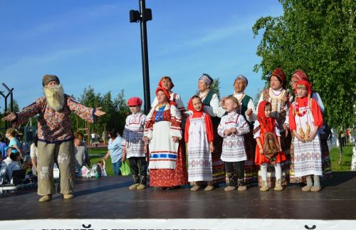 В Лаишево праздничная концертная программа привлекла в День защиты детей взрослых и юных зрителей