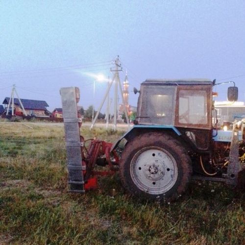 В Лаишевском районе ведут скос травы вдоль дорог