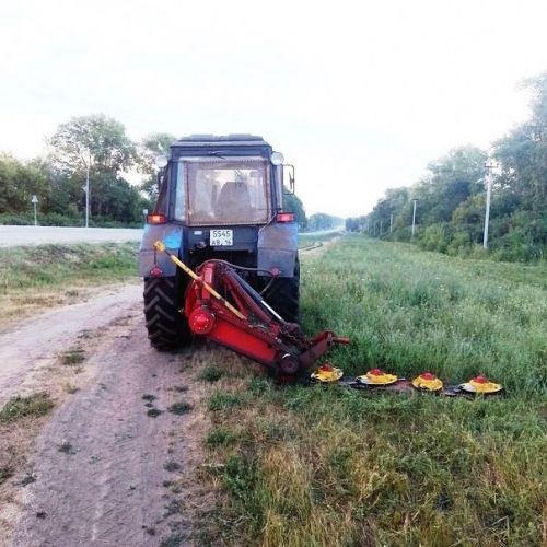 В Лаишевском районе ведут скос травы вдоль дорог