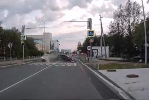 На пешеходном перекрестке легковой автомобиль сбил двух девочек