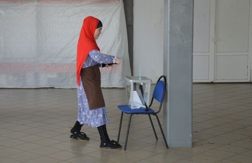 Граждане Узбекистана на досрочные выборы руководителя государства приходят семьями