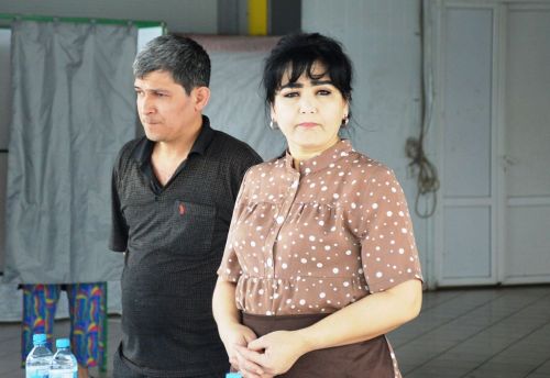 Граждане Узбекистана на досрочные выборы руководителя государства приходят семьями
