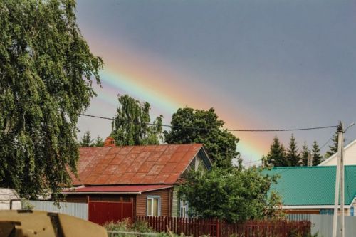 Тот, кто любит радугу, должен пережить дождь