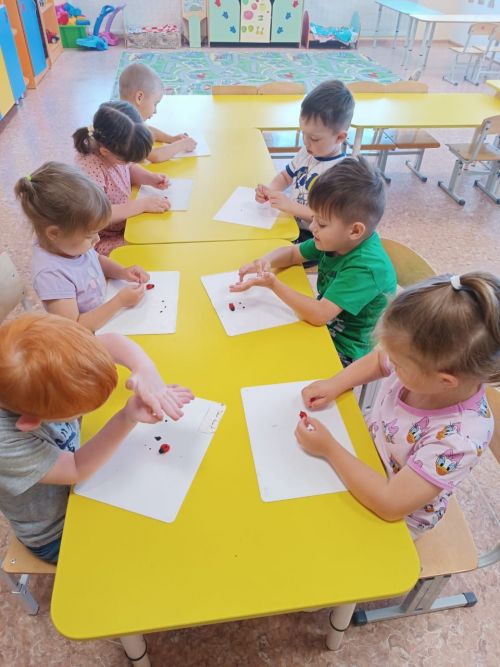 Җәй көне «Рябинка» балалар бакчасында тәрбияләнүчеләр күп кенә яңа нәрсәләр белә