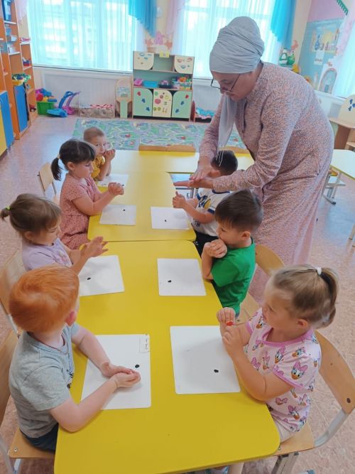 Җәй көне «Рябинка» балалар бакчасында тәрбияләнүчеләр күп кенә яңа нәрсәләр белә
