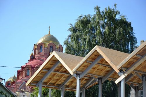 На крыше беседки нового сквера в Лаишево положили черновую обшивку
