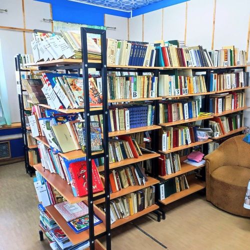 Семья Андреевых в Год педагога и наставника передала в дар Лаишевской центральной библиотеке комплект книг