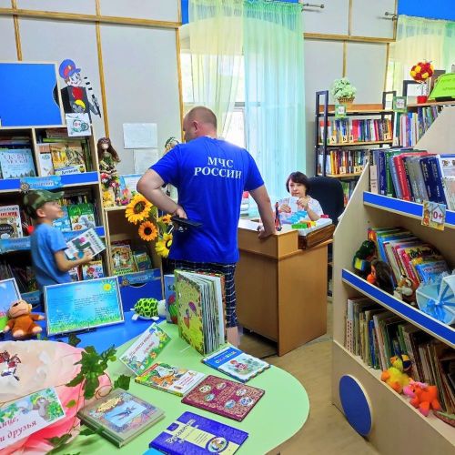 Семья Андреевых в Год педагога и наставника передала в дар Лаишевской центральной библиотеке комплект книг